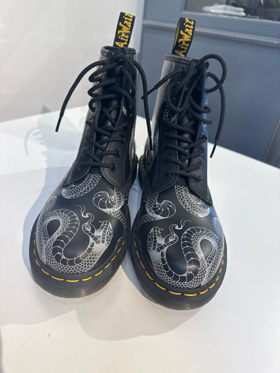 Doc Martens Size 9 Boots (Pre-owned)