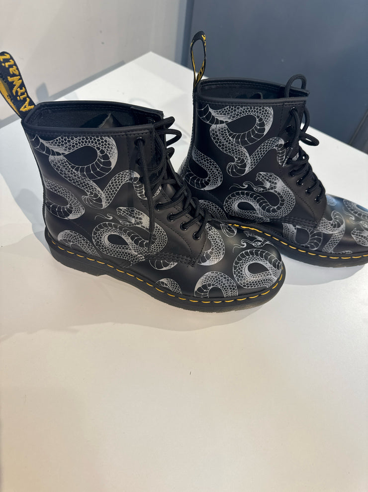 Doc Martens Size 9 Boots (Pre-owned)