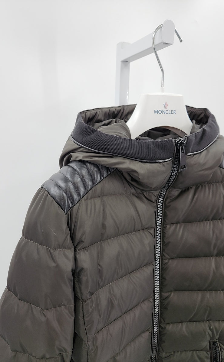 Moncler Jackets OUTDOOR (Pre-owned)