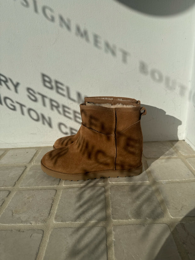 UGG Size 9 Shoes (Pre-owned)