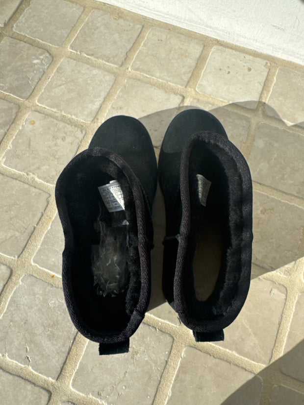UGG Size 9 Shoes (Pre-owned)