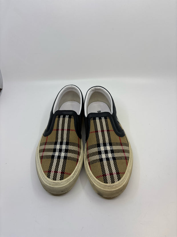 Burberry Size 39.5 Sneakers (Pre-owned)