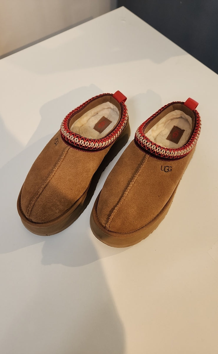 UGG Size 8 Shoes (Pre-owned)
