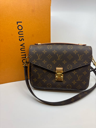 Louis Vuitton Handbags (Pre-owned)