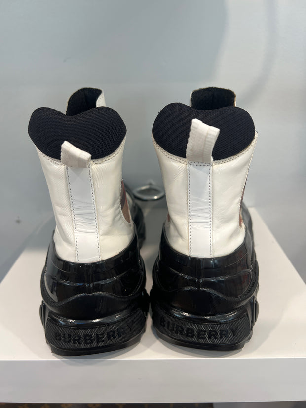 Burberry Size 37 Boots (Pre-owned)